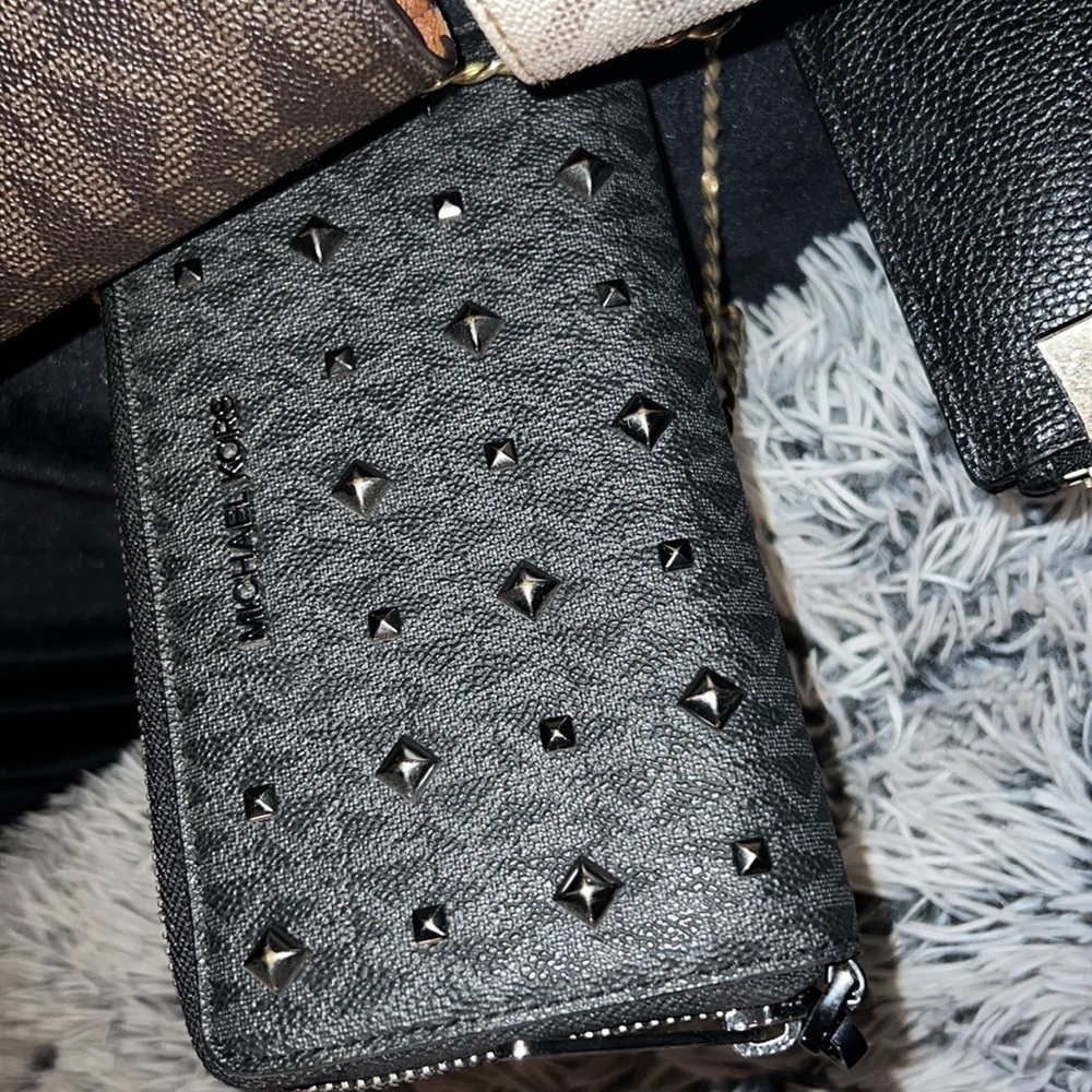 Michael Kors pre-loved wallet (Black)